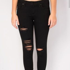 🖤BLACK RIPPED JEANS🖤